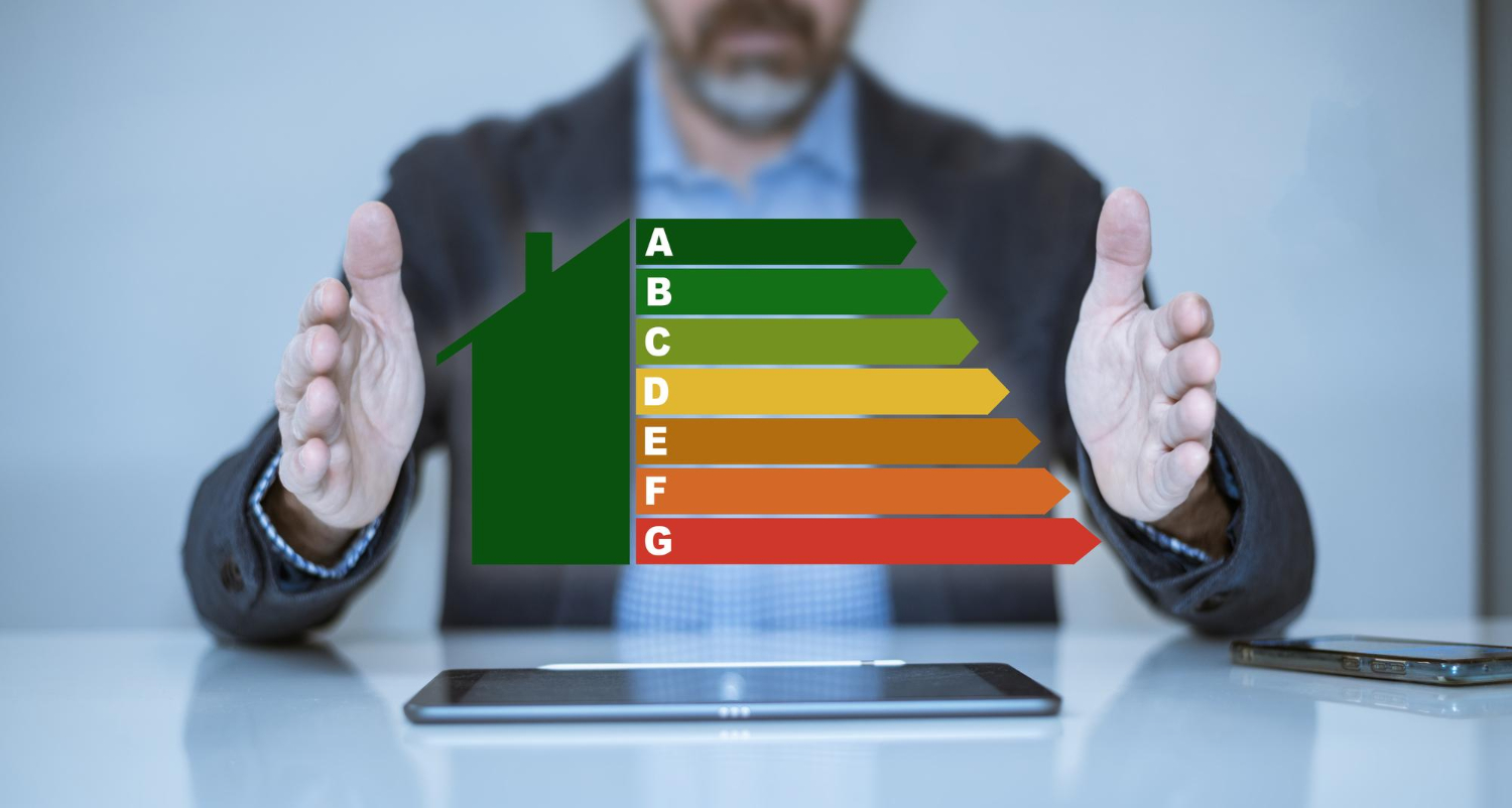 L'homme calculant la classe d'efficacité énergétique des bâtiments concept de maison écologique et bioénergétique