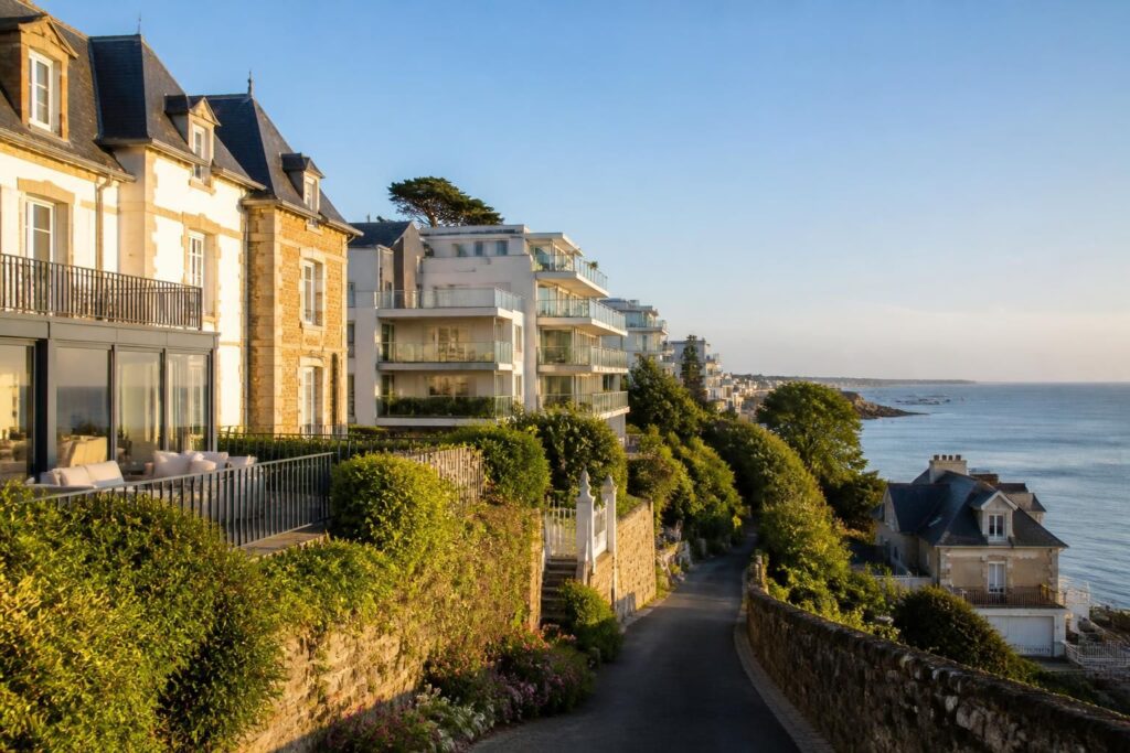 découvrez l'immobilier à dinard : maisons et appartements avec vue sur mer dans les quartiers prisés, alliant confort et charme côtier pour votre futur chez-vous.
