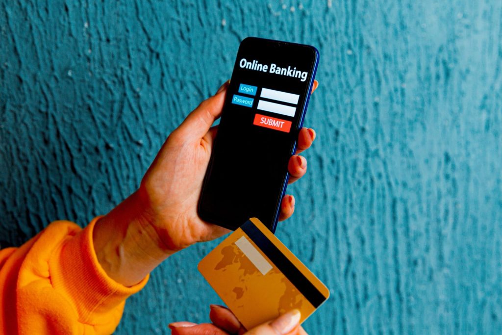 Ouverture d’un compte bancaire en ligne sur smartphone avec une carte bancaire