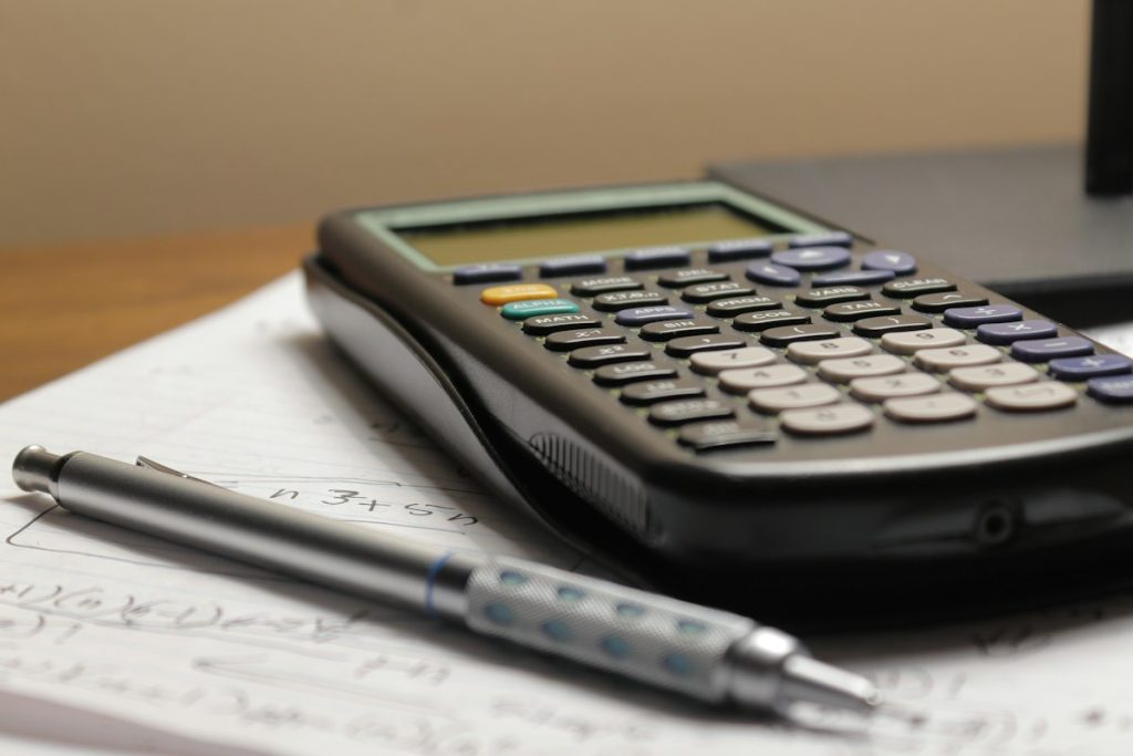 Calculatrice et stylo pour calculer un regroupement de crédits