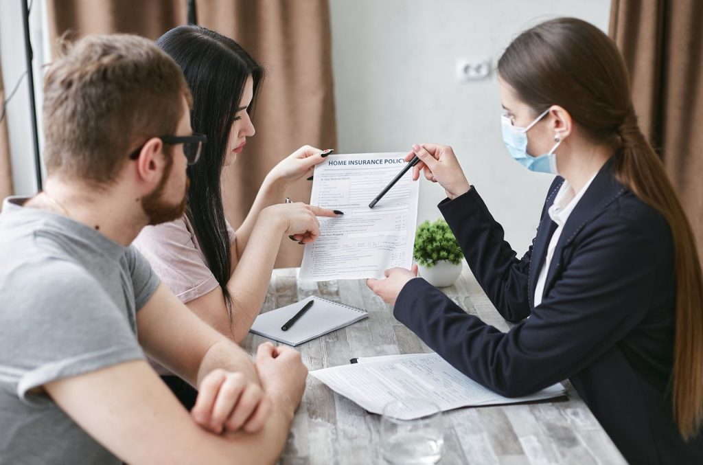 Conseillère présentant un contrat d’assurance à un couple